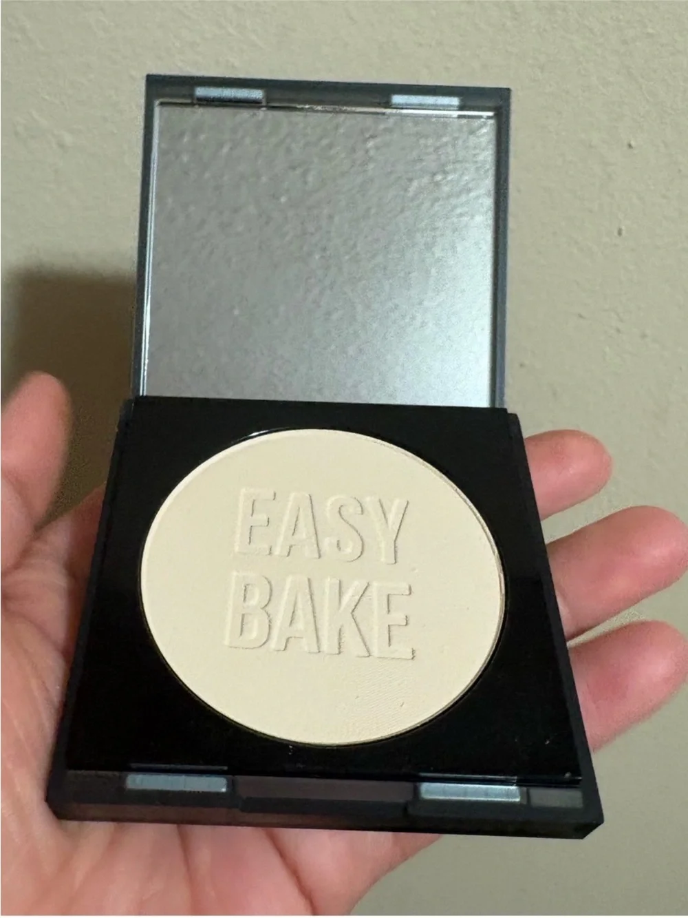 Huda Beauty Easy Bake and Snatch Pressed Brightening & Setting Powder POUND CAKE